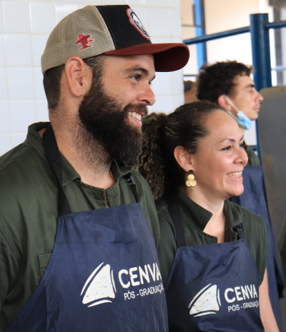 Alunos da pós-graduação Cenva sorrindo olhando para a direita