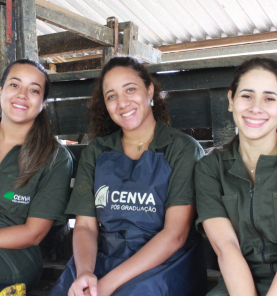 Três alunas da pós-graduação Cenva sorrindo